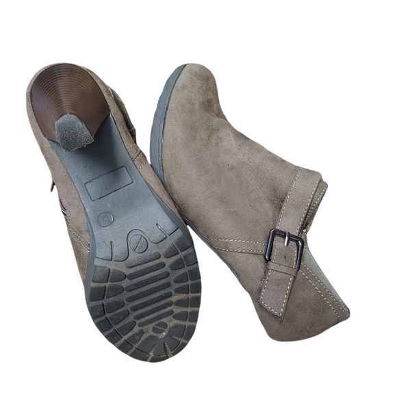 White Mt.  Suede like Ankle heeled boots side zipper - Picture 5 of 10